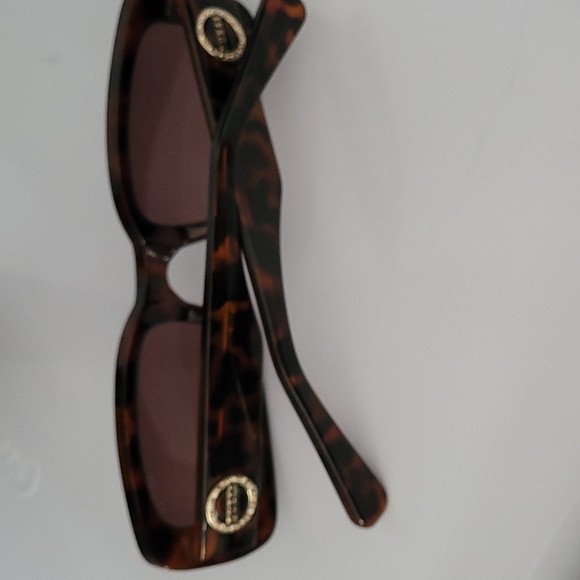 Guess Sunglasses - Picture 4 of 5